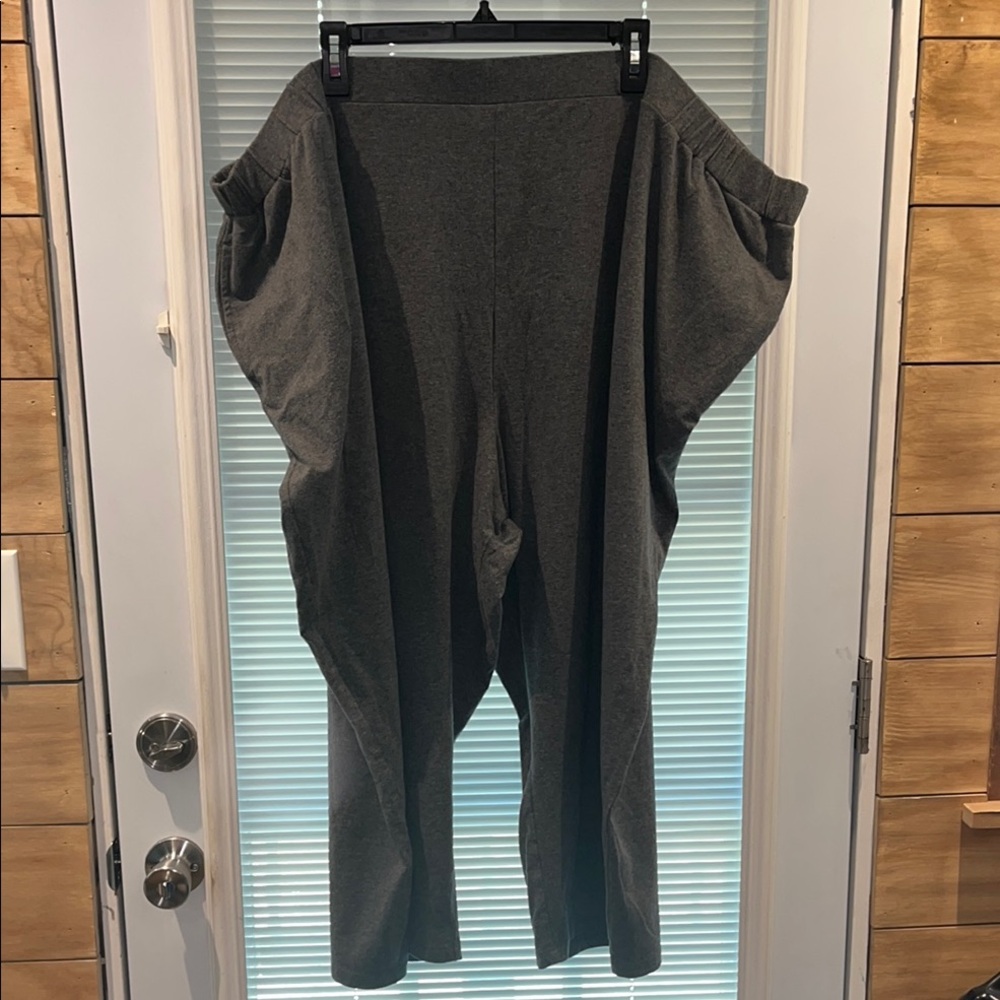 Terra & Sky Women's Charcoal Capris
